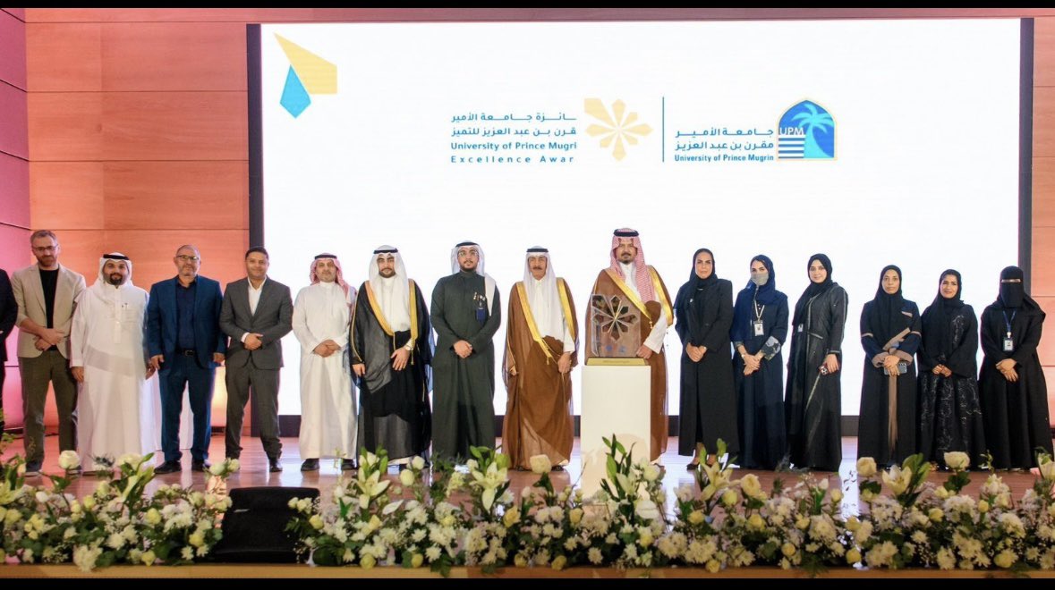 تشرفتُ بالتكريم من:

صاحب السمو الملكي الأمير سلمان بن سلطان بن عبدالعزيز – أمير منطقة المدينة المنورة،

لمشاركتي كمحكّم لجائزة جامعة الأمير مقرن بن عبدالعزيز للتميز.

كل الشكر لمعالي د. بندر بن محمد حجار رئيس الجامعة، ولفريق الجامعة على جهودهم في نشر ثقافة التميز والإبداع.