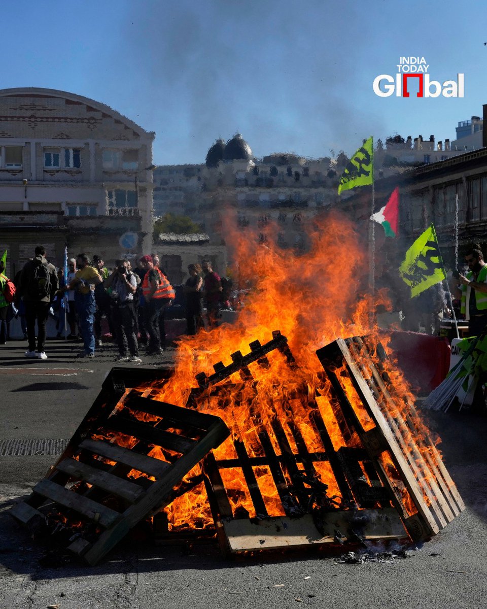 ITGGlobal's tweet image. Demonstrators gather during a protest organized by major trade unions to oppose budget cuts in Paris, France.

#Paris #Protests #BudgetCuts #TradeUnion #IndiaTodayGlobal