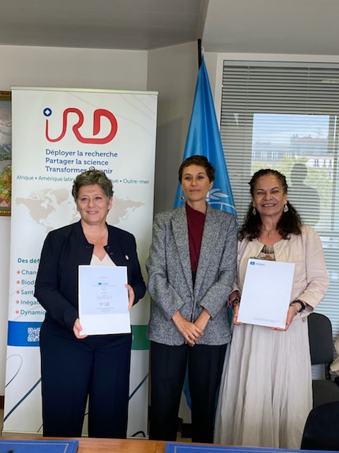 Au service de la diplomatie scientifique et en présence de l’Ambassadrice de France auprès de <a href="/UNESCO/">UNESCO 🏛️ #Education #Sciences #Culture 🇺🇳</a> , Mme A. Gharbi <a href="/AhlemGharbi/">Ahlem Gharbi</a>  ➡️ Signature d’un accord-cadre entre l’UNESCO et l’IRD <a href="/ird_fr/">IRD.fr</a>  le 17 septembre 2025 <a href="/V_Verdier_IRD/">Valérie VERDIER</a> <a href="/CNFUnesco/">Commission nationale française pour l'UNESCO</a>