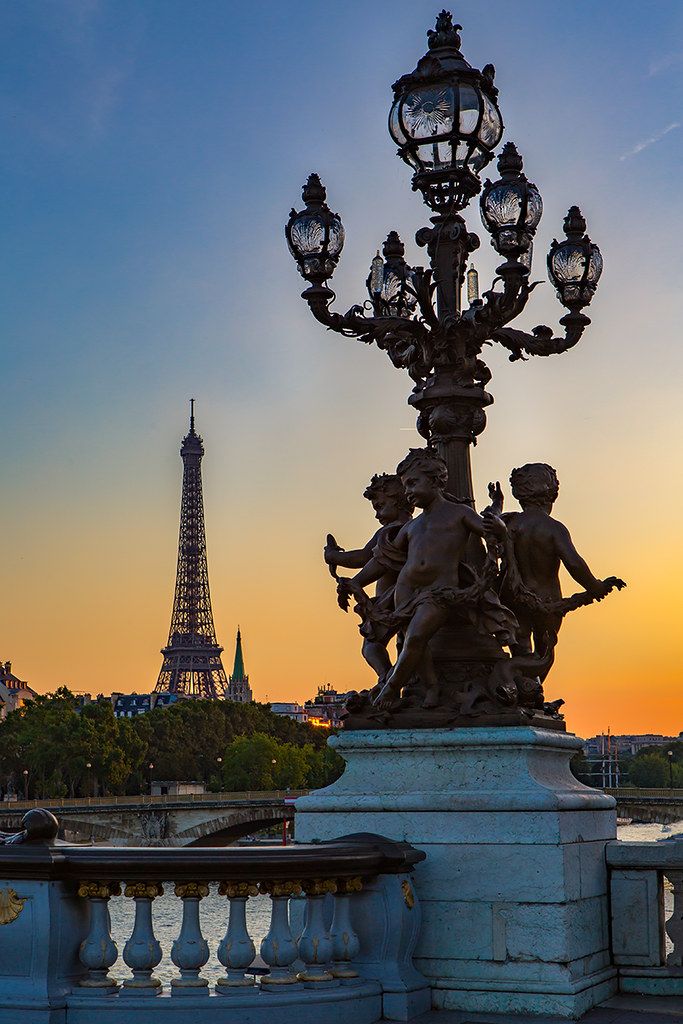 Parisianaes1's tweet image. A magical sunset in Paris