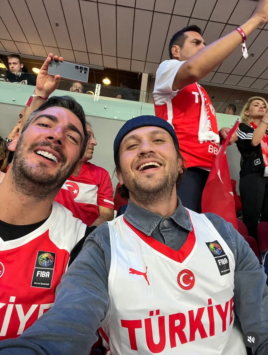 Magazin_Buradaa's tweet image. Avrupa ikincisi olan 12 Dev Adam’ı desteklemeye giden Aras Bulut İynemli, o anlarını sosyal medyadan yayınladı. 💪🏻

#ArasBulutİynemli #12DevAdam #Türkiye