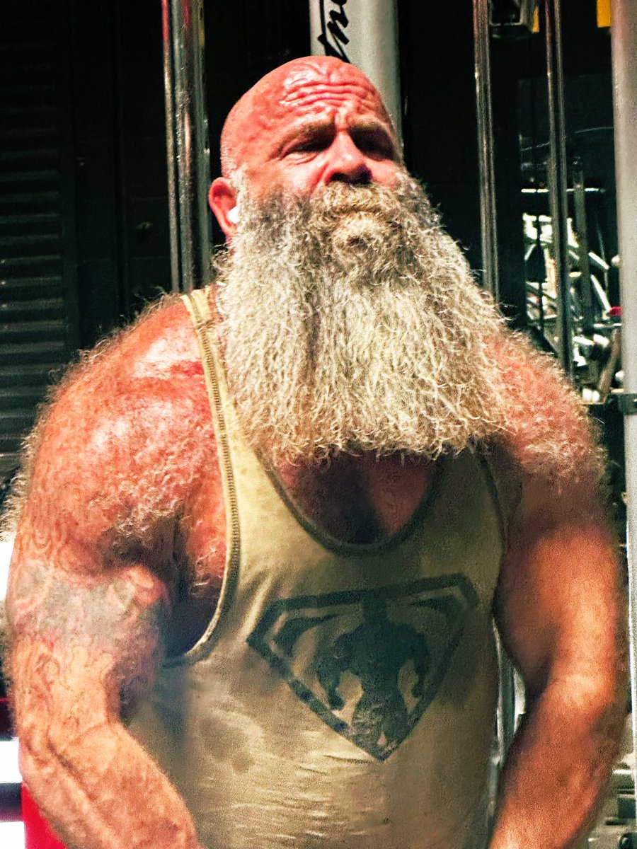 Muscle_Bulls's tweet photo. These hot days make the bulls sweat extra at the gym. The Big Bull surely shows that, and all of his rodied mass 😈🐷💪🏻 https://t.co/hJDsECHE0L