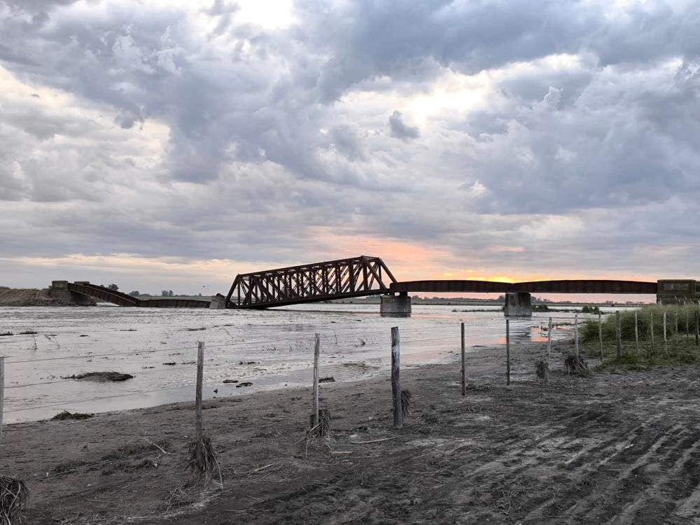 El_vengaK's tweet image. Por falta de mantenimiento, se cayó el puente ferroviario de Chivilcoy. El mantenimiento de los puentes ferroviarios estan en manos del gobierno nacional, pero bueno, ellos estan ocupados en hacernos ganar mucho dinero con la macro... Ah, no estamos ganando tampoco la macro?