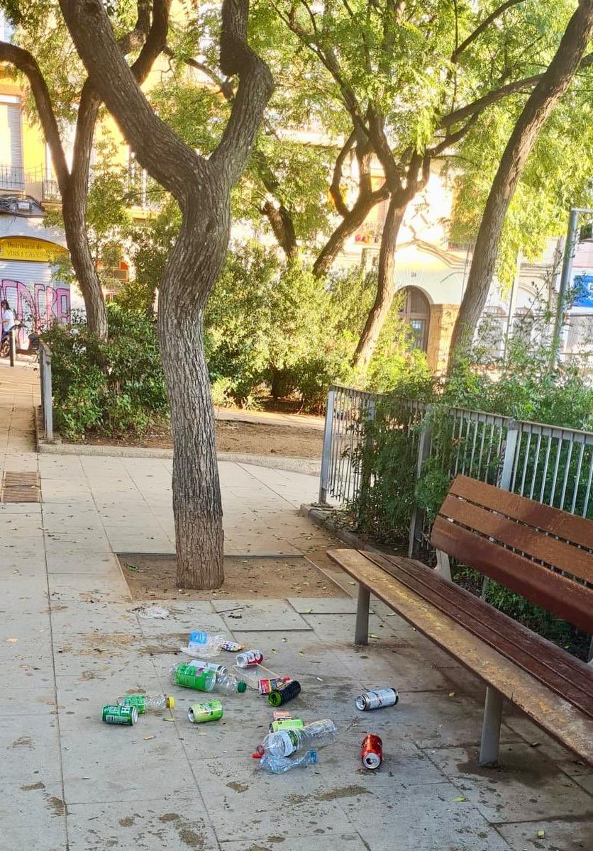 Seguim amb més restes d’incivisme a la plaça de la Farga. 

Quan l’educació falla, no caldrien altres mesures per fer entendre que a l’espai públic hi ha drets i deures que impliquen a tothom?