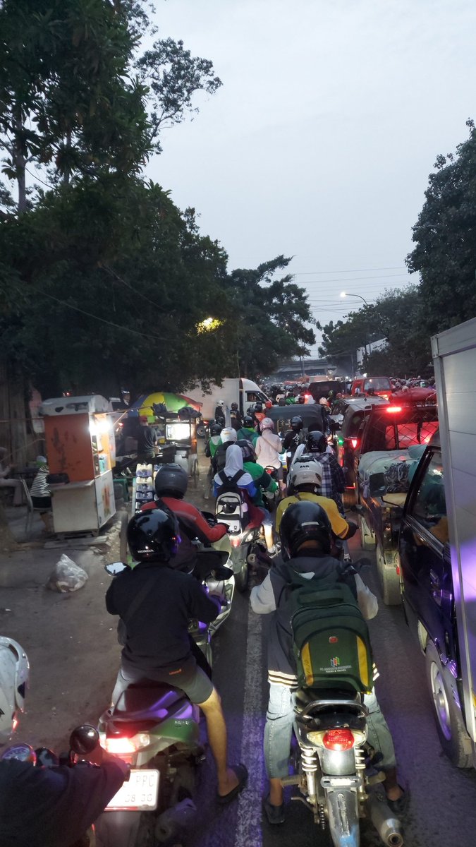sanlie's tweet photo. @pramonoanung  pak Gubernur dan jajaran yg terhormat, jln terusan Bandengan ke arah Teluk Gong, Jakarta Barat rat, ada 3 perempatan jalan dalam jarak 50m. Kemacetan setiap sore menjadi rutinitas yg tsk bisa dihindari, kami mohon dpt dicarikan solusi untuk masalah ini. Terima ksh. https://t.co/u4nSTpU21t