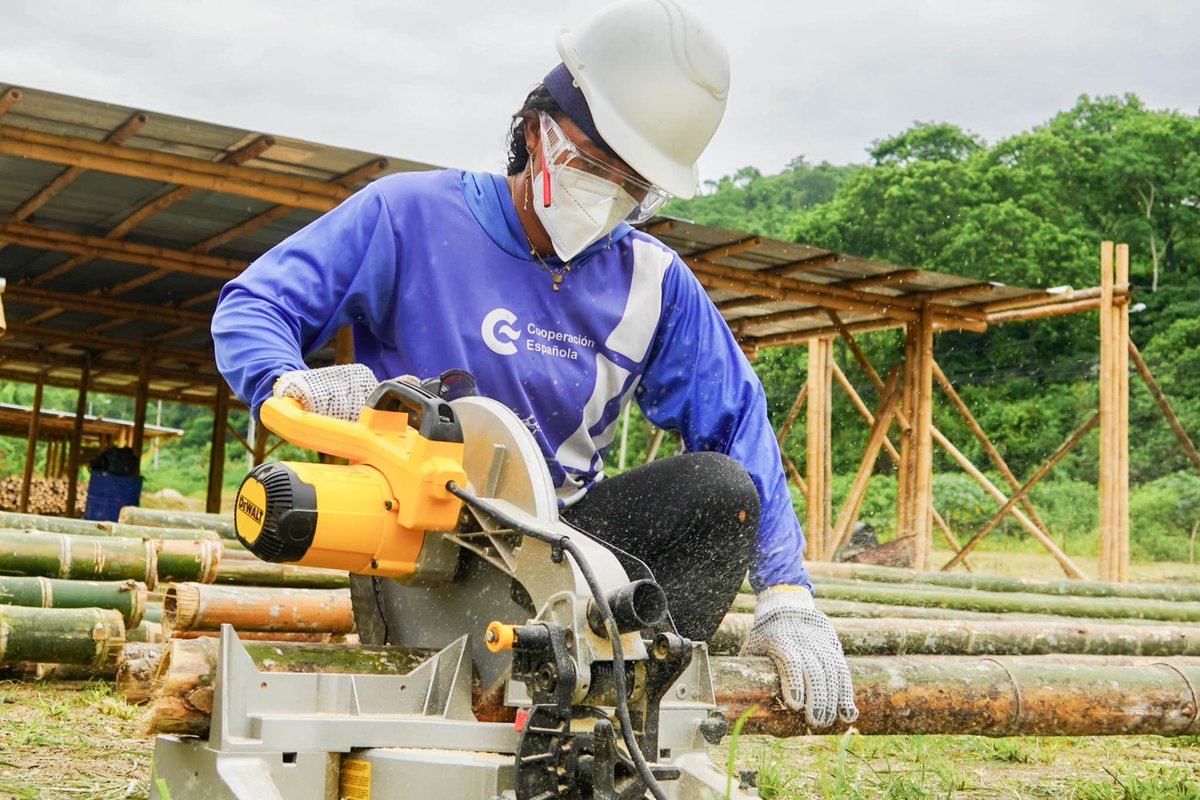 En Ecuador 🇪🇨, un proyecto del #FCAS de #AECID apoya a mujeres rurales 👩‍🌾 en la construcción de su restaurante.
Este proyecto ecológico es más que un negocio; es un símbolo de empoderamiento ✨y cooperación para el desarrollo. 🤝
#diamundialdelbambú #AECIDVerde #HermanasdeTierra