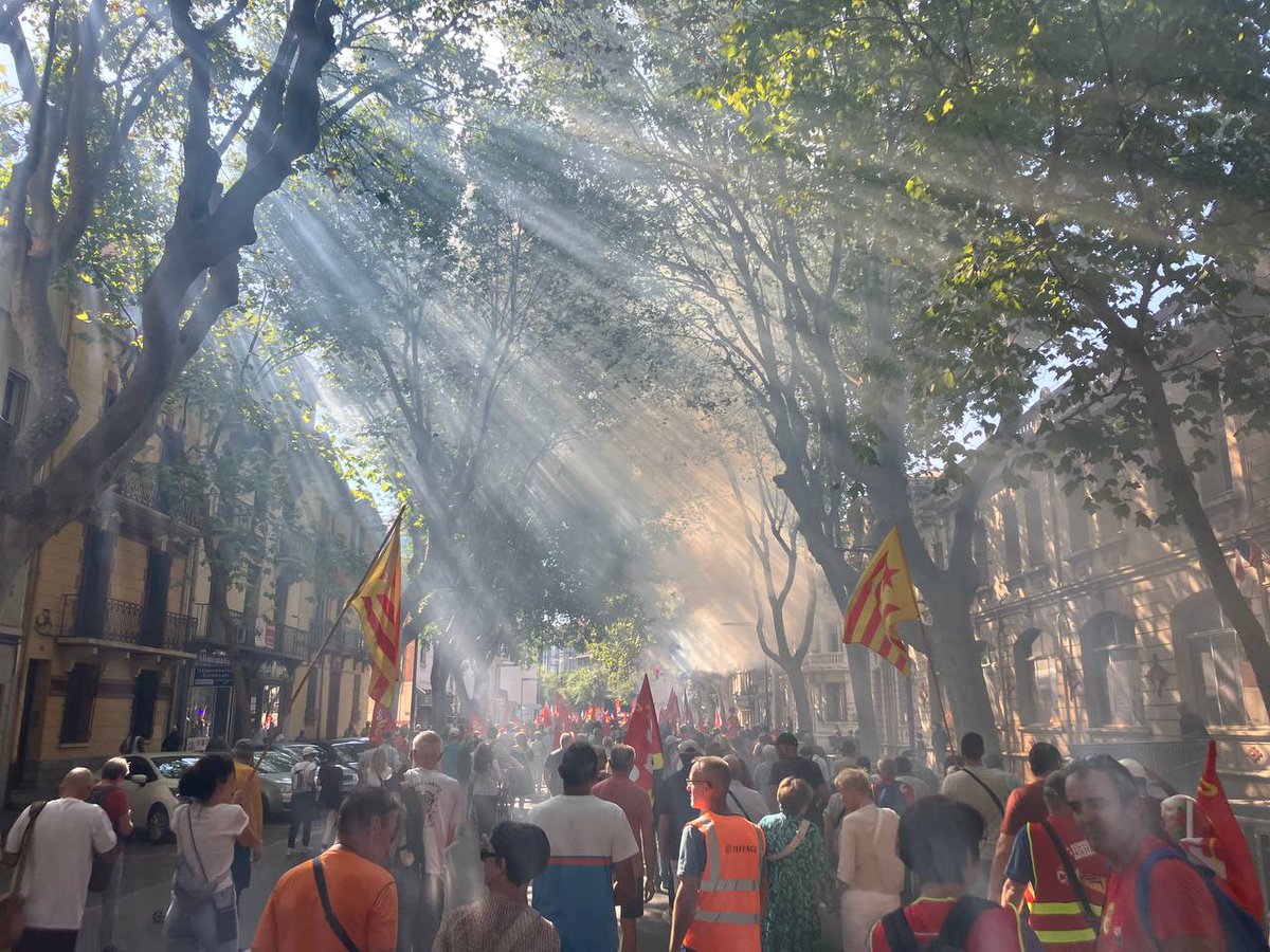 🚩Avui jornada de vaga general a la Catalunya Nord 

La mobilització augmenta contra el govern de l'estat francès i les seves polítiques contra la classe treballadora. 

💥Seguim fent créixer un moviment que ho bloquegi tot!