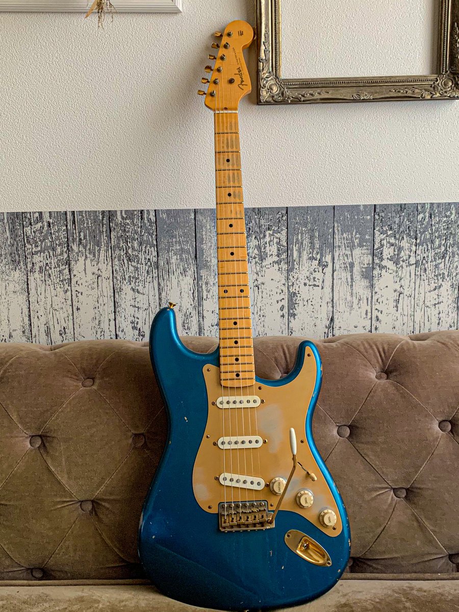 JunCorabi's tweet image. 一時期カスタムショップの56年レイクプラシッドブルーを使っていました。

楽器屋さんに「手放して後悔してる」と言ってたんだけど、その後マジの56年製を持つことになるとは自分でも想像できなかった。

 #Fender