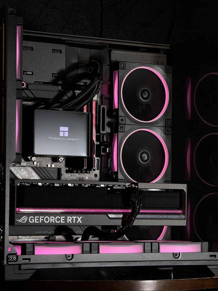 bit0th's tweet image. الله يبارك له ❤️‍🔥

R9 9950x3D 
ASUS ROG STRIX RTX 5090 32GB

G.SKILL NEO 64GB 6000MHz CL28 
T500 2TB 7400MB/s 
990 PRO 4TB 7450MB/s 

ASUS ROG STRIX X870-E 
XPG CORE II 1300w PLATINUM ATX3.1 
CASE LIAN LI VISION COMPACT 
DEEPCOOL FL12 8x 
TR WONDER VISION 360MM LCD