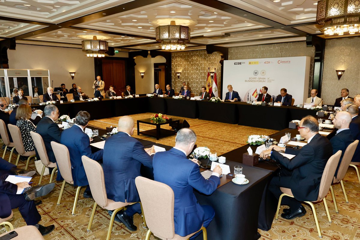 🇪🇬 El Rey asiste al desayuno de trabajo con una representación de empresarios españoles y egipcios en El Cairo. 

➡️casareal.es/ES/Actividades…