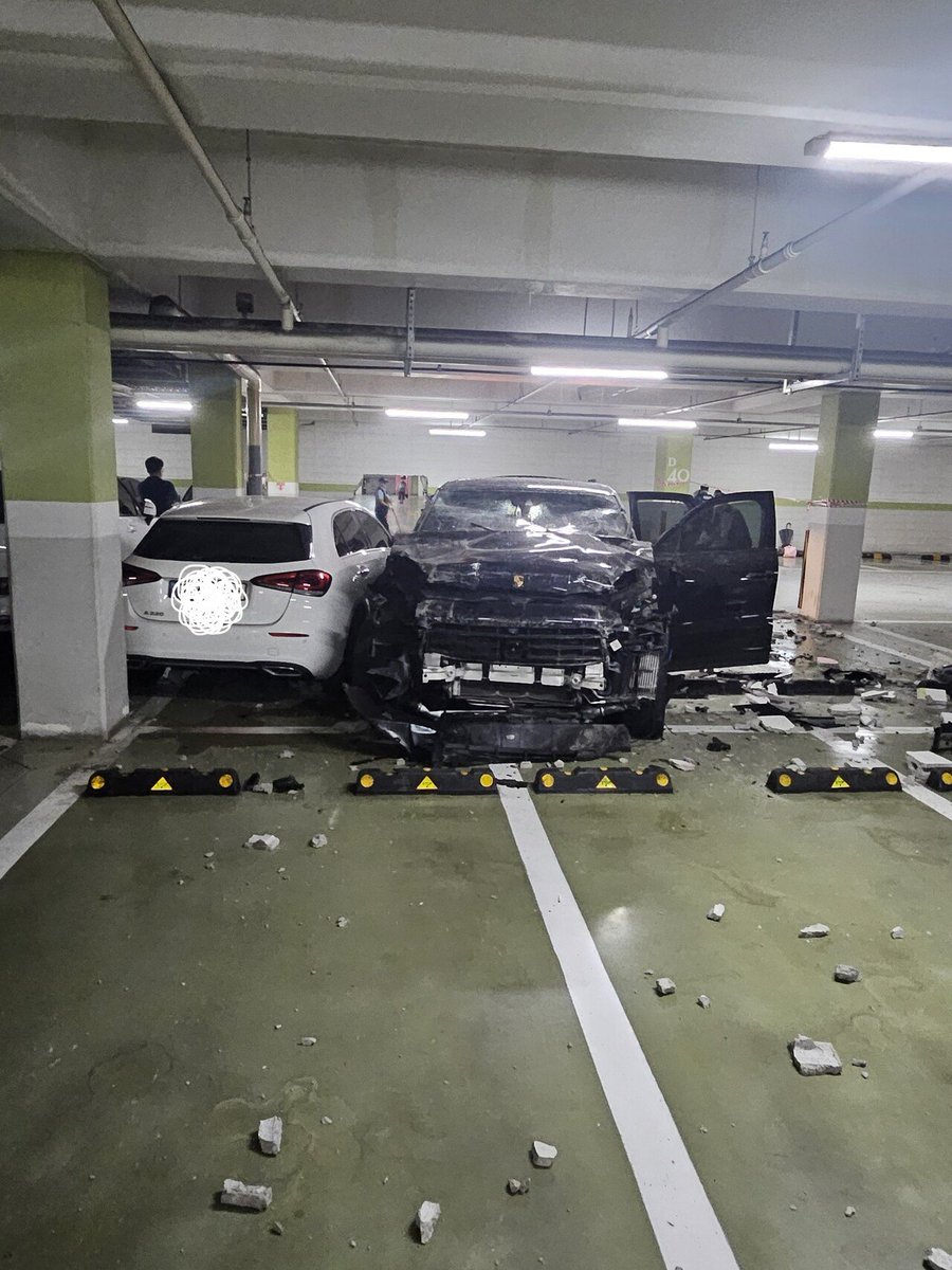 포르쉐가 지하주차장 뜷고 감..
차 모양 그대로 뚫림 ㅎㄷㄷ