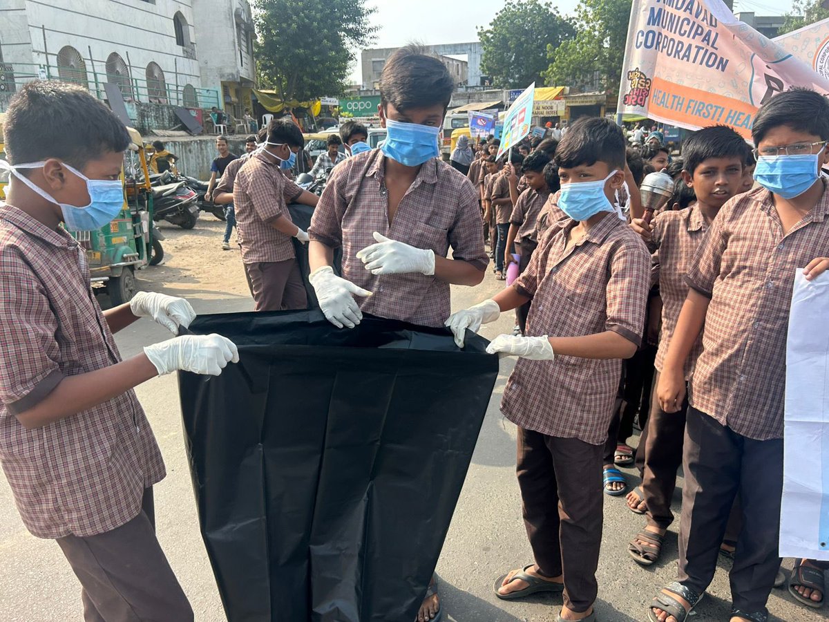 સ્વચ્છતા હી સેવા કાર્યક્રમ અંતર્ગત બાપુનગર ઉર્દૂ શાળા નંબર ૮ ના વિદ્યાર્થી ઓ તેમજ શિક્ષકો અને નાગરિકો સાથે સ્વચ્છતા અંગે જાગૃતિ લાવા માટે ની રેલી નું આયોજન એસ પી ઓફિસ થી વિરાટનગર ચાર રસ્તા સુધી રેલી તેમજ પ્લોગિંગ ડ્રાઇવ આજ રોજ કરવામાં આવેલ છે
વિરાટનગર વાર્ડ