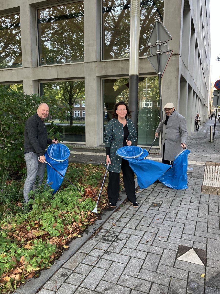 bartlvink's tweet photo. Eergisteren maakten we als dagelijks bestuur v. Stadsdeel Zuid (@bartlvink @FloraBreemer #RoccoPiers) buiten bij 't stadsdeelkantoor schoon.
Dit als voorloper op de drie opschoonevenementen van komende vrij- (#AmsterdamCleanUpDay én #CleansDay) en zaterdag (#WorldCleanUpDay). https://t.co/h1CEkP86tR