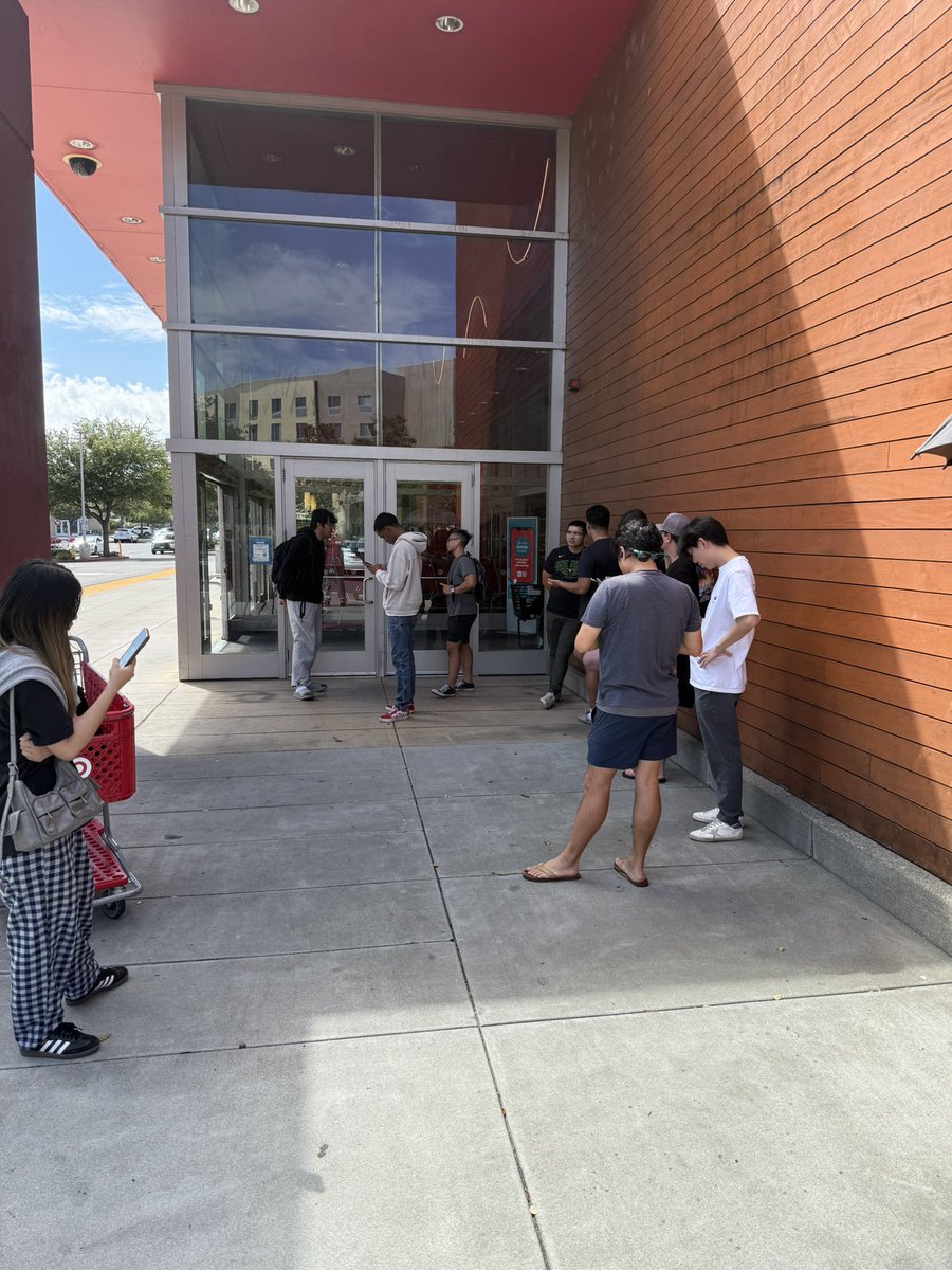 LLPPokefan tweet media