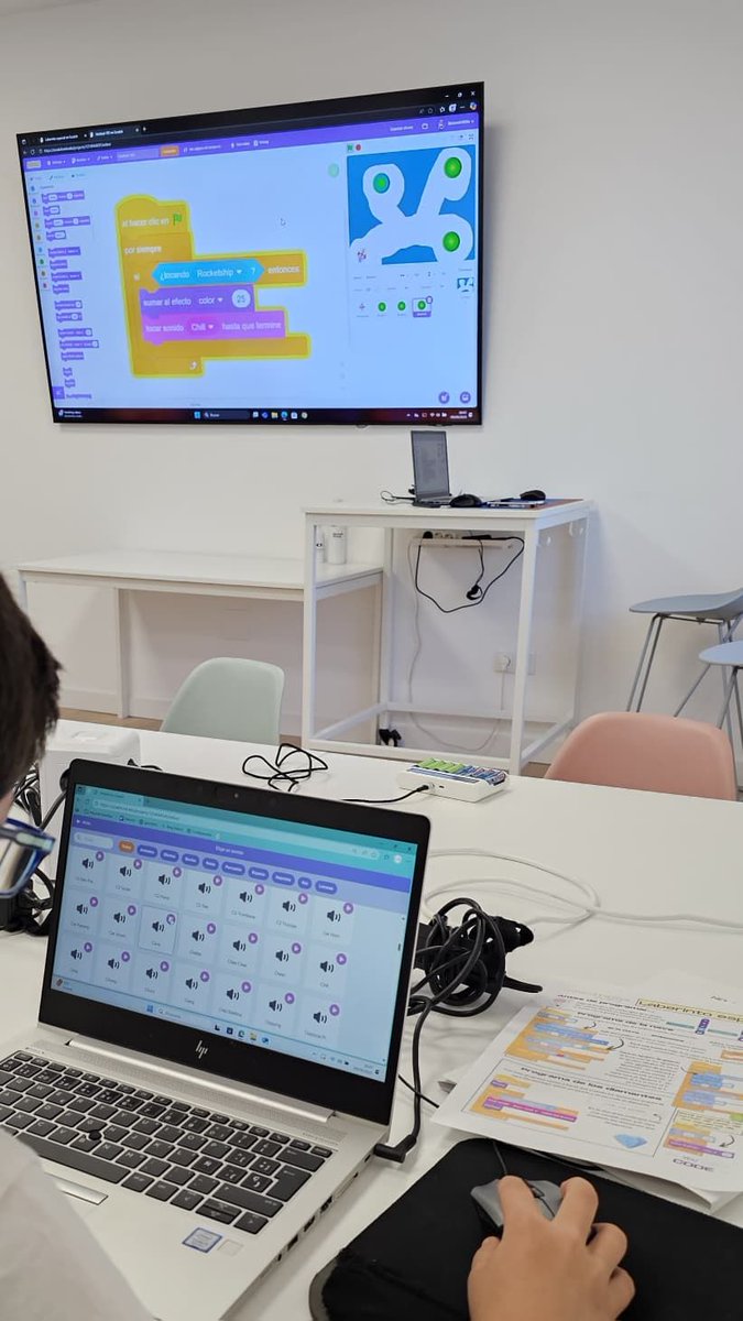 En el último taller de Scratch, los alumnos diseñaron un laberinto espacial y… ¡se llevaron a casa su propio videojuego! 🎮La experiencia fue tan buena que repetimos
📅Lunes 23 de septiembre
1º y 2º Primaria 17:30 a 18:45
3º a 6º Primaria 19:00 a 20:15
🔗 creatics.fun/producto/puert…