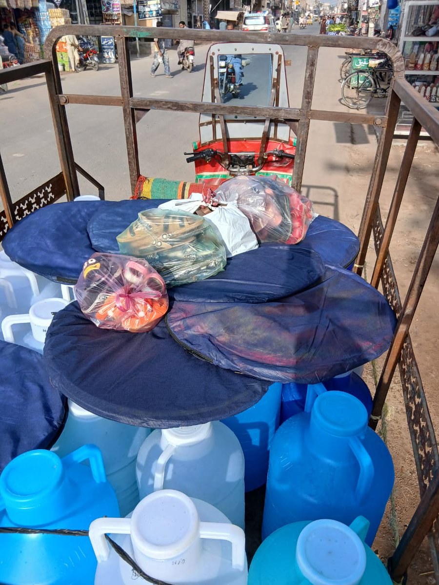 بچوں کے لیے کچھ جوتے، کچھ مچھر دانیاں اور 800 لیٹر پانی لے کر اگلا رکشہ جوئیہ پل کے علاقہ گیا ہے۔۔
لوگوں کو کھانا تو چل رہا ہے مچھروں کی انتہا ہو گئی ہے سیلابی پانی سے۔۔