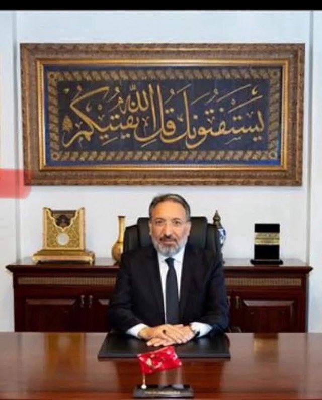 Diyanet İşleri Başkanlığı görevine atanan Prof. Dr. Safi ARPAGUŞ hocamıza  hayırlı olsun dileklerimi iletiyor ve  bu ulvi görevin hocamıza, Diyanet camiamıza ve islam alemine hayırlar getirmesini Rabbimden niyaz ediyorum.
Rabbim muvaffak kılsın.