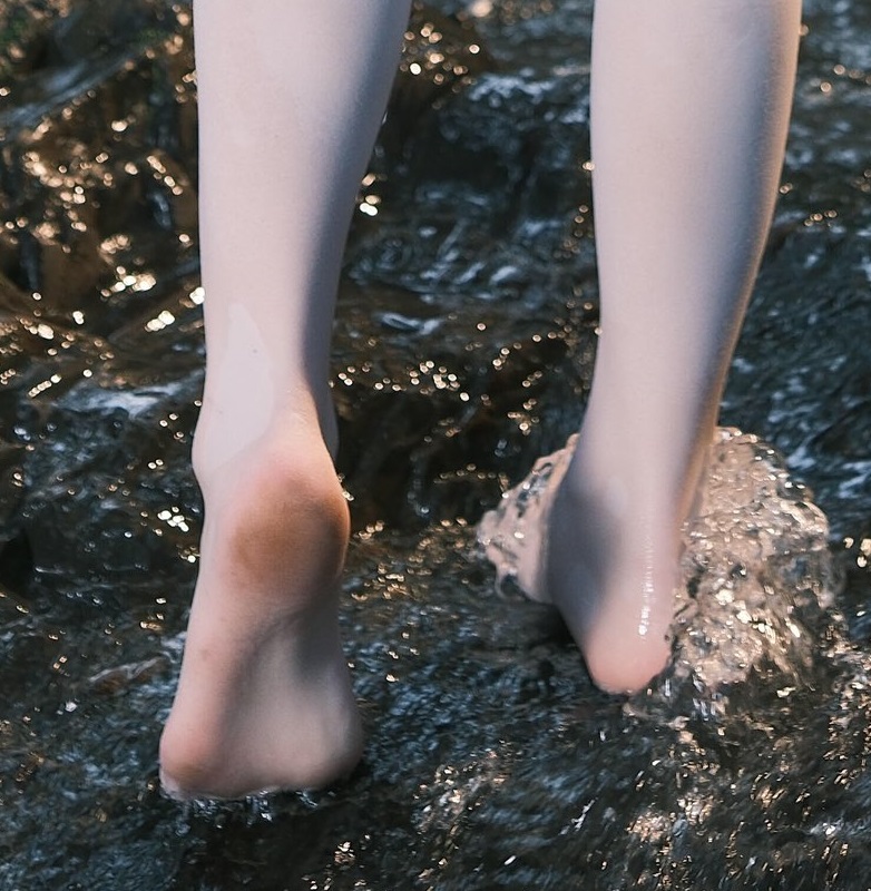 ･ﾟ･(｡>ω<｡)･ﾟ･ 如果袜袜已经湿脏了，还需要穿鞋吗？ If socks are wet and dirty, do I still need to wear shoes?