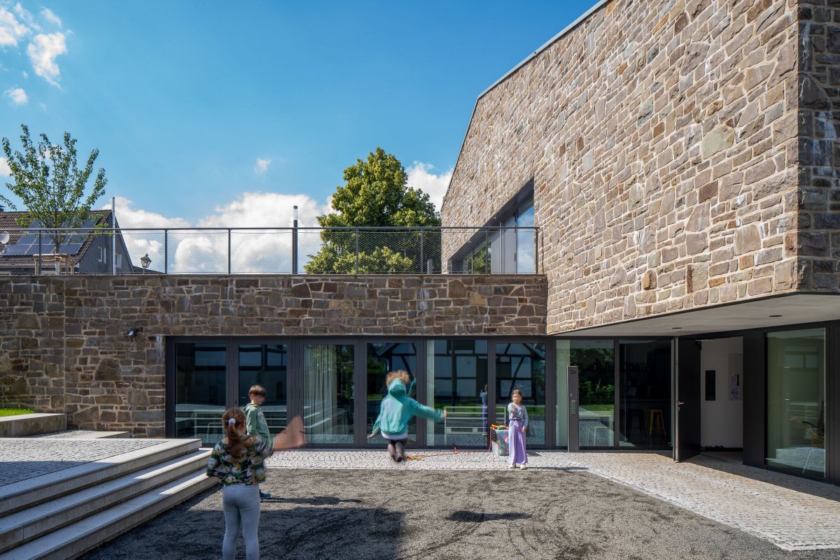 Archello's tweet image. Kastner Pichler Schorn Architekten designed the Witzhelden community center to complement the church and parsonage.
buff.ly/UGjQFmK
#StoneCraft #MaterialDialogue #CommunityArchitecture
