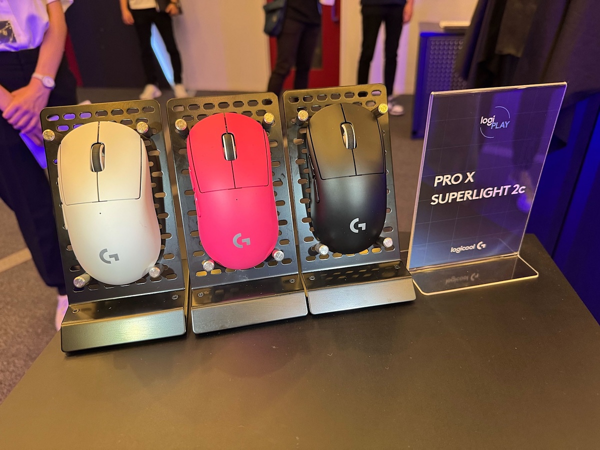 game_watch's tweet image. ロジクールG、コンパクトなゲーミングマウス「PRO X SUPERLIGHT 2c」を10月9日発売。廉価な「SE」も登場　“SUPERSTRIKE”は202… game.watch.impress.co.jp/docs/news/2048… #LogicoolG