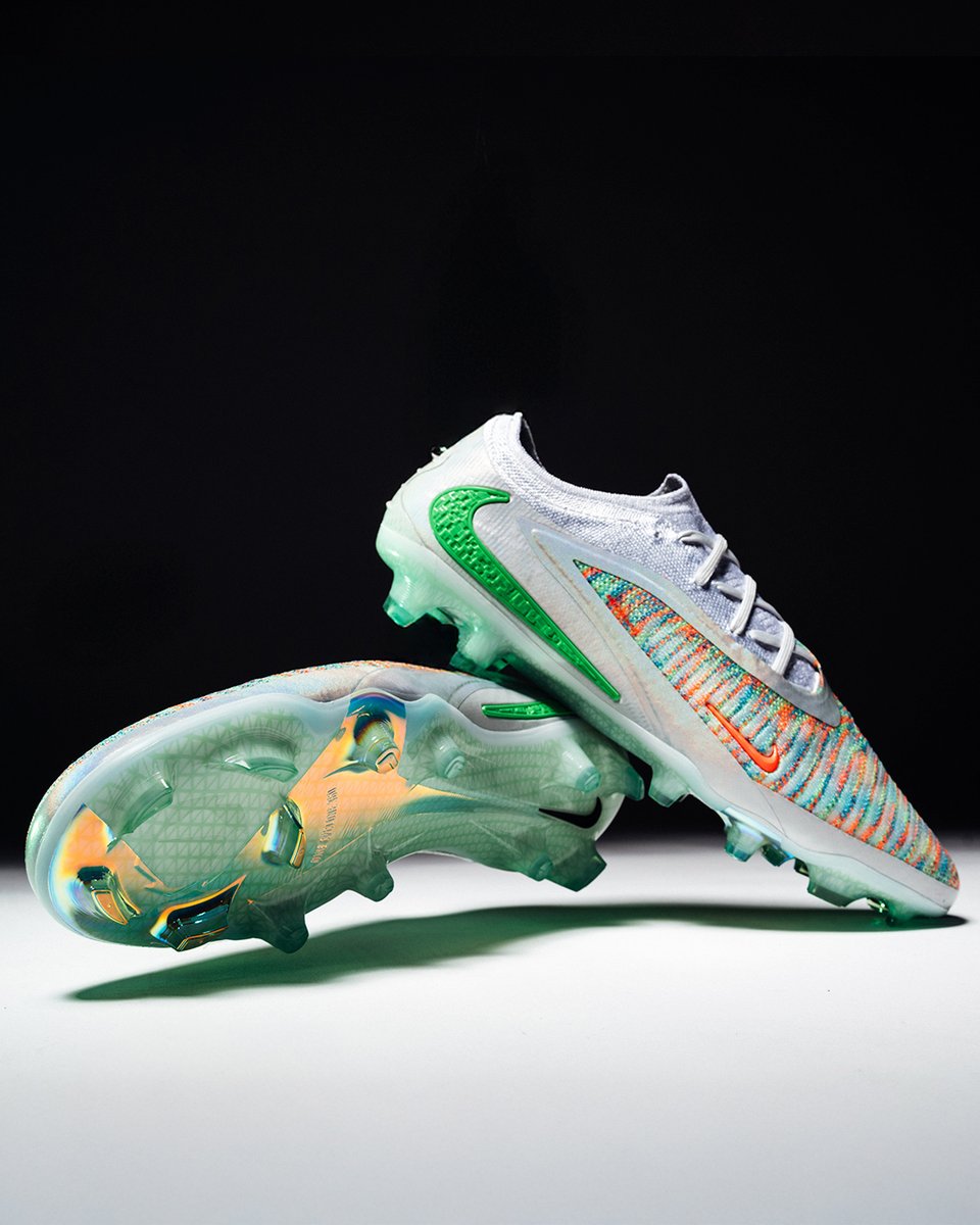 futbolemotion's tweet photo. ⚽ Nike Phantom 6 x EA SPORTS FC 🎮
Después de 7 años… vuelve una colaboración mítica ⚡
Phantom 6 x EA SPORTS FC, el capítulo 4 de una saga que une fútbol y videojuego en unas botas.
🗓️ 29.09 en Fútbol Emotion.
--
#futbolemotion #nikefootball #phantom6 #easports #eafc https://t.co/uEAGVjPAxV