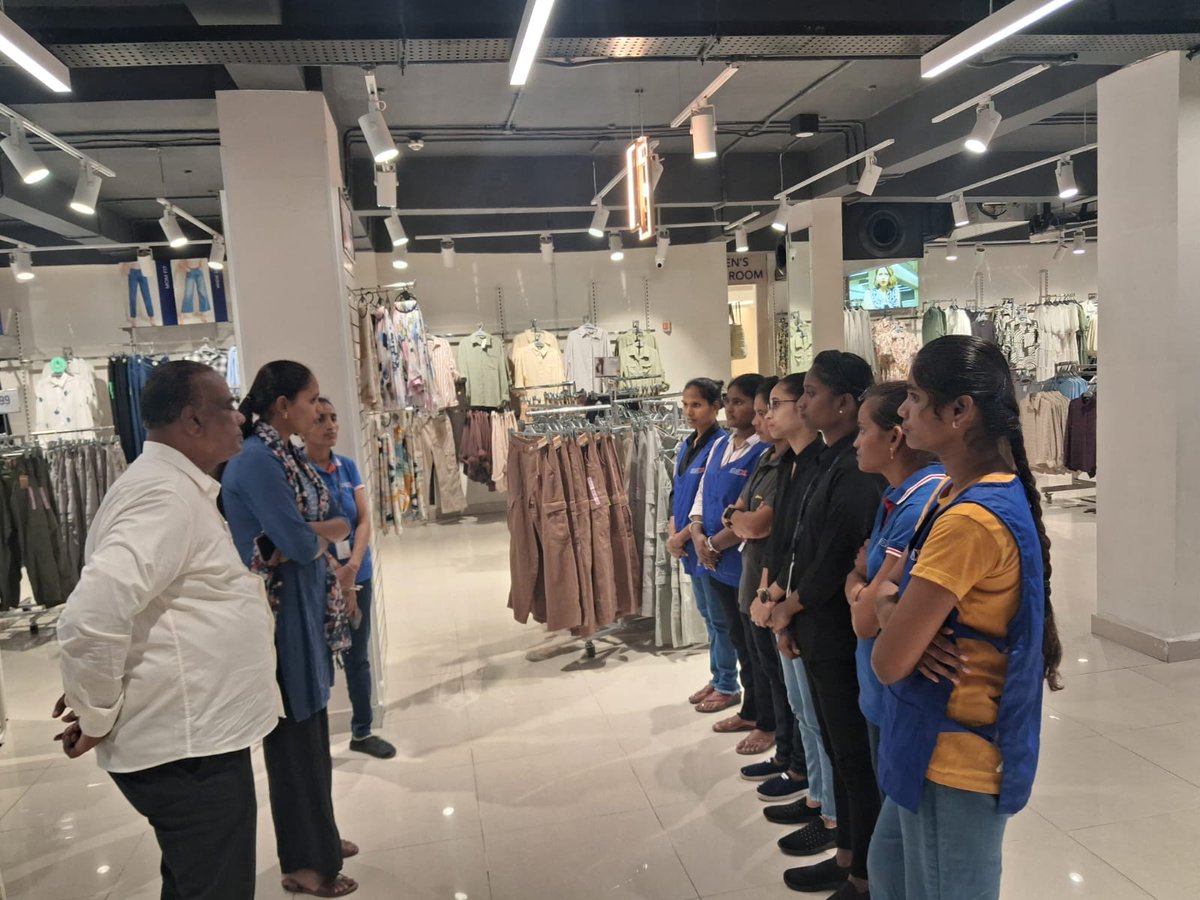 MalkajgiriCop's tweet image. 🌟 She Teams Rachakonda – Spreading Awareness, Sparking Change!👮‍♀️

🔐Cyber Crimes &amp;amp; Loan App Frauds – Be alert, think smart, don’t fall for traps.
🧒Child Safety – Teaching children the power of knowing #GoodTouch #BadTouch.
⚖️Gender Sensitization &amp;amp; Human Trafficking –