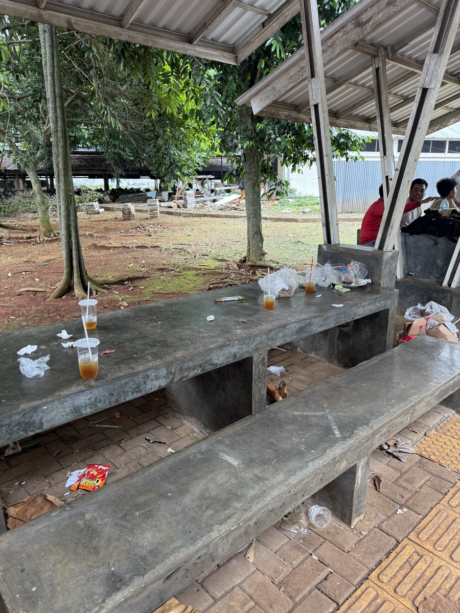 woe siapapun beresin kalo abis makan, dikira ini meja makan rumah lo