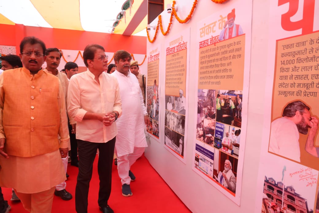 arungovil12's tweet image. आज मेरठ के गवर्नमेंट इंटर कॉलेज में सेवा पखवाड़े के अंतर्गत प्रधानमंत्री श्री नरेंद्र मोदी जी के बचपन से लेकर अब तक की जीवन यात्रा को दर्शाते हुए एक छायाचित्र प्रदर्शनी का उद्घाटन किया। इस अवसर पर महानगर अध्यक्ष श्री विवेक रस्तोगी जी, पूर्व सांसद श्री राजेंद्र अग्रवाल जी, कैंट…