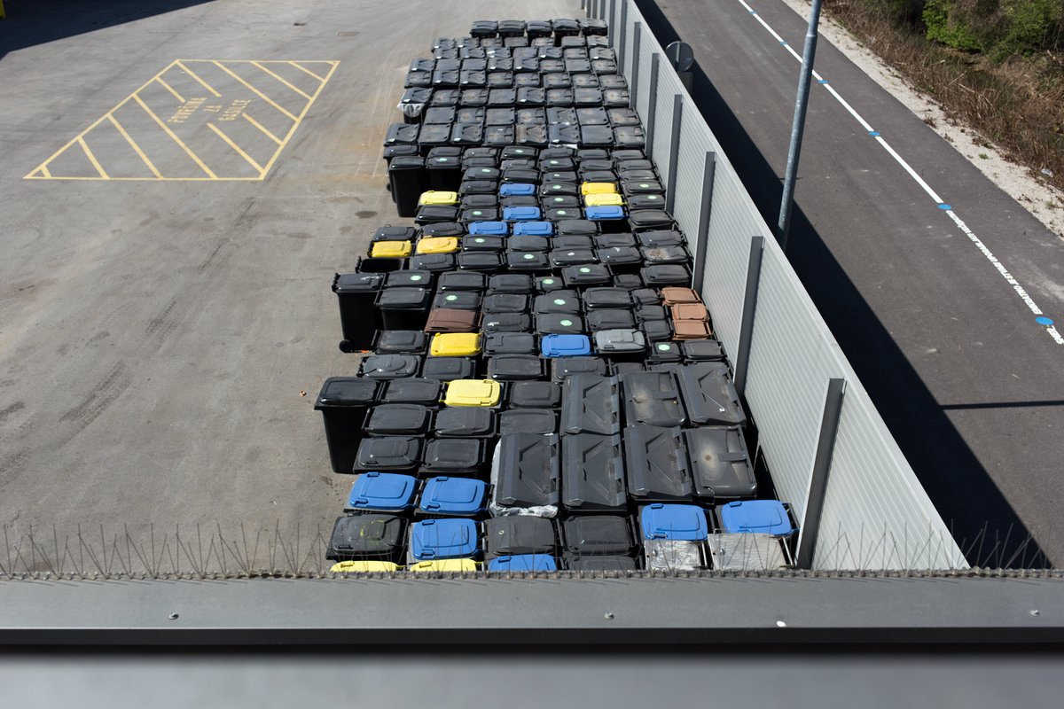 Brez vsakršne demokratične debate je objavljen javni razpis za sežigalnice za kar 140.000 ton komunalnih odpadkov. Stopamo na pot odvisnosti od kurjenja smeti? Kaj to pomeni za zdravje ljudi in okolja? Za PreLom piše <a href="/weiss_mo/">Monika Weiss</a> / foto: Matjaž Rušt 

Več: prelom.je/najlepsa-sezig…