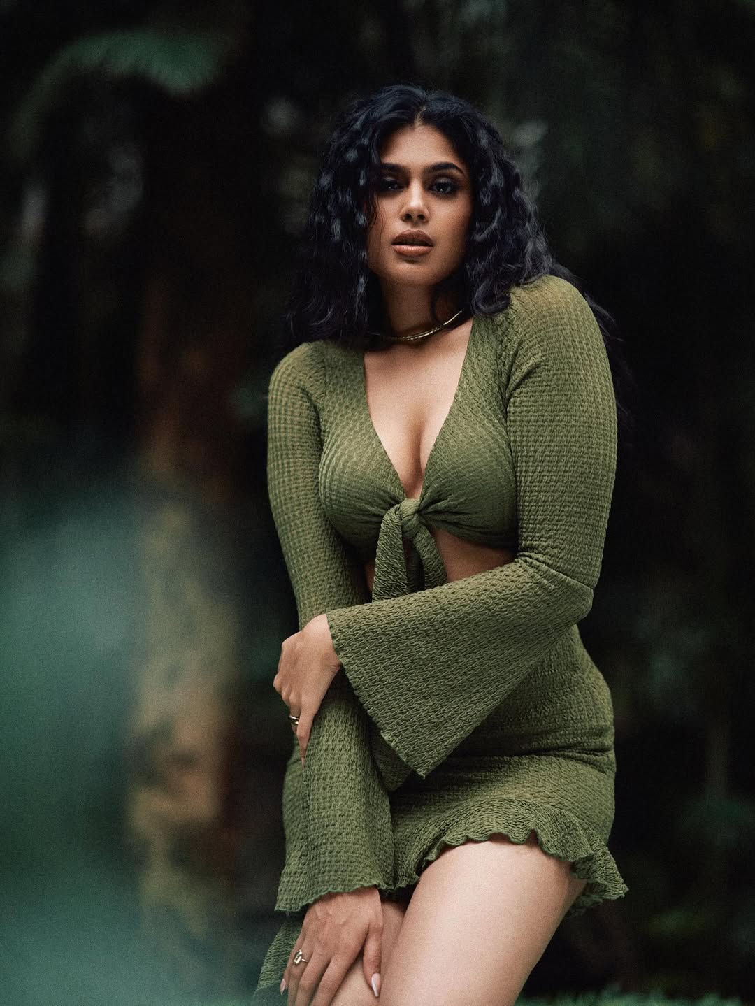 Faria Abdullah deep cleavage show makeup, bra, dress