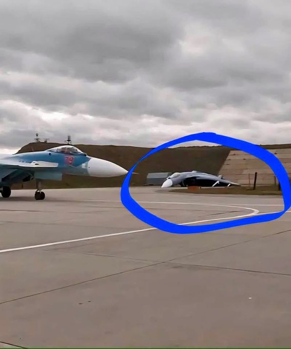 Labuzzcrew's tweet image. On Zapad-2025 Russian TV proudly showed off their “airpower”… until an inflatable Su-33 slipped into the frame, half-deflated.
Even Moscow’s fighters are running out of air. 🎈✈️
#Zapad2025 #RussiaFail