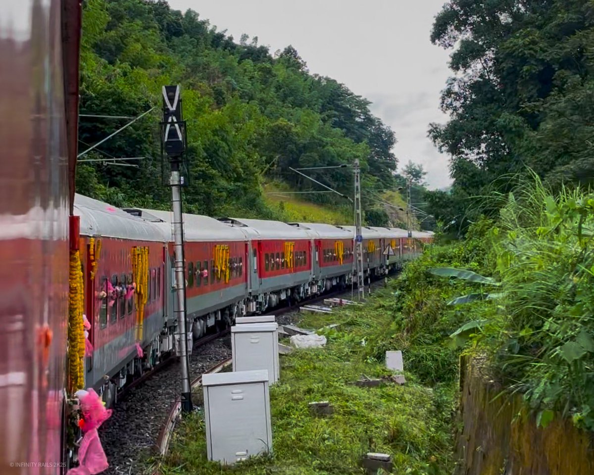 InfinityRails's tweet image. The #Sairang - #Bairabi section is a masterpiece of engineering !

From bridges taller than #QutubMinar to endless tunnels, lush valleys &amp;amp; deep gorges. This route offers unmatched beauty, making it a must visit for anyone traveling to #Northeast India !

(2/3)