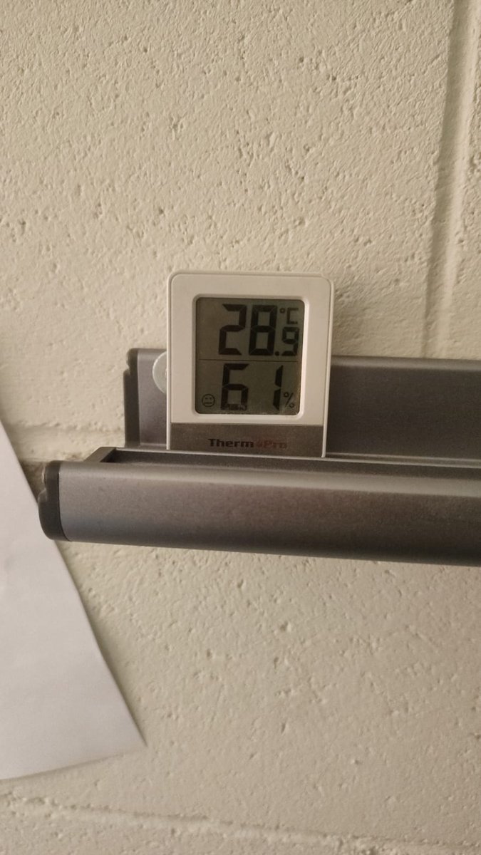 Quan tindrem climatització a la nostra escola? 
Aquesta setmana hem tornat a tenir temperatures insuportables a les aules... 🥵
#placlima #escolapublica 
#AFAPauCasalsGràcia