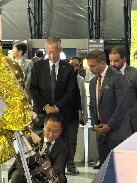 ISAS_JAXA_EN's tweet image. H.E. Ahmed Belhoul Al Falasi, UAE Minister of Sports &amp;amp; UAE Space Agency Chair, and UAE Space Agency DG Salem Al Qubaisi visited JAXA Tsukuba. ISAS DG Fujimoto presented ISAS activities, and Deputy DG Tsuda briefed the visitors on Hayabusa2, which they followed with great interest