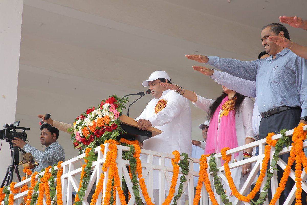 ताऊ देवी लाल स्टेडियम, गुरुग्राम में हरियाणा श्रम कल्याण बोर्ड द्वारा आयोजित मंडल स्तरीय श्रमिक खेलकूद प्रतियोगिता 2025 का दीप प्रज्वलित कर शुभारंभ किया।

श्रमिक समाज हमारे विकास की रीढ़ है। खेलों के माध्यम से उनमें अनुशासन, ऊर्जा और टीम भावना को प्रोत्साहित करना वास्तव में