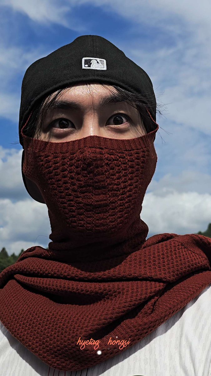 아니..ㅋㅋ 잘생겼다는 말에 이러시는거 유죄예요..ㅋ
고신원은 생얼이 복면을 뚫고나오는 미남이라는.. 
(보정 1도 안한거임!😳) 홍석아, 긴장 좀 해야겠다~🫶
어색한거 못참아서 계속 떠들다보니 인터뷰하는줄...😳
편집하다가 또 잘생쁨 나오면 공유해드리겠습니다🫡