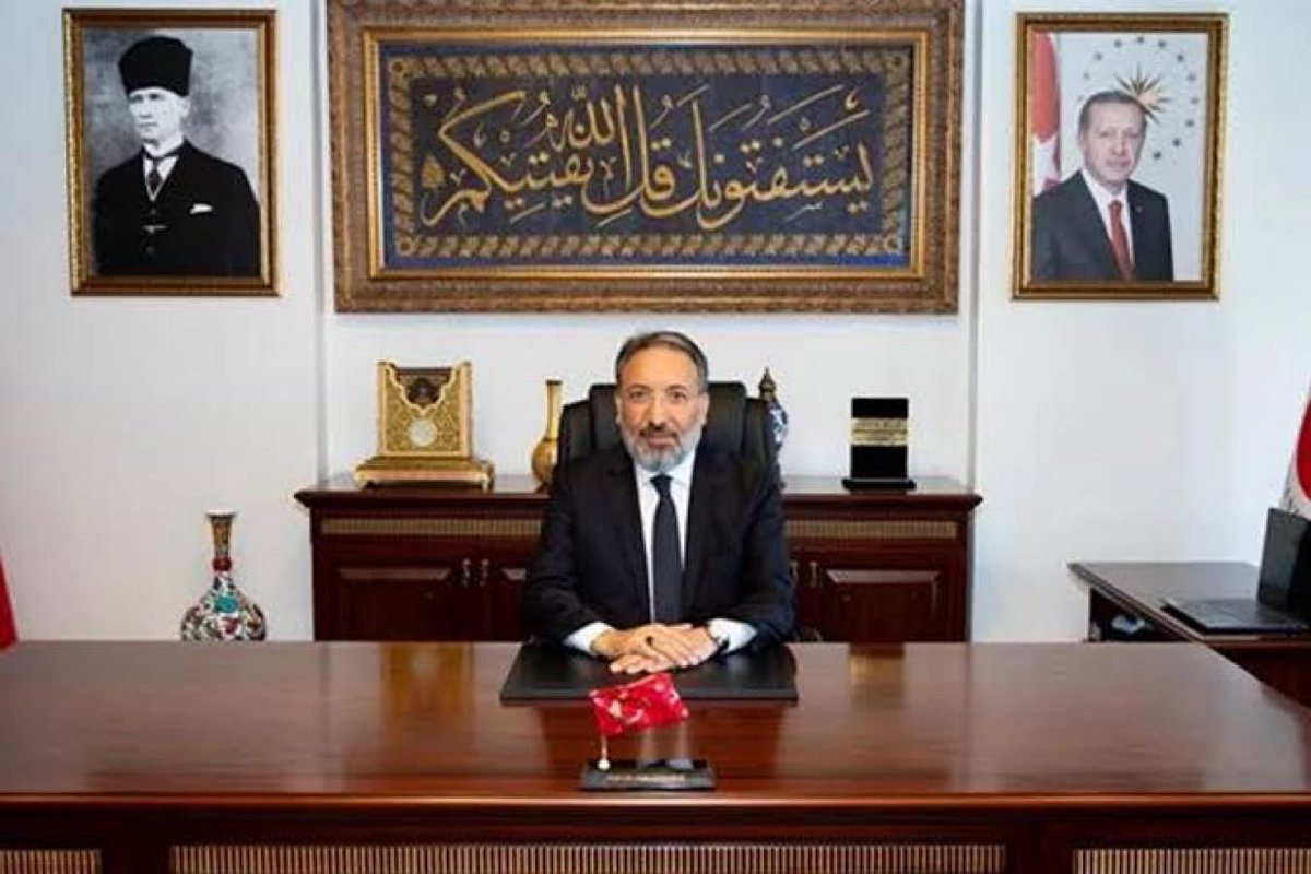 10 Kasım'da Atatürk'e mevlid okuyan adamı Diyanet başkanı yapmışlar.

Muktedirlerin Yeşil Kemalizm açılımı raunt yükseltiyor.

100 yıldır Müslümanların iliğini sömüren Kızıl Kemalizm azmanını bitirme vaadiyle baş olanlar,
Kızıl Kemalizmin ekürisi Yeşil Kemalizm heyûlasını da