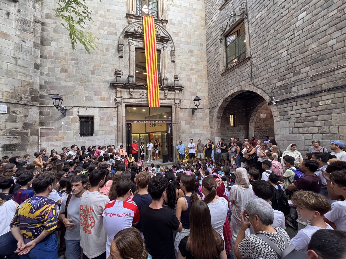 Aquest mati, abans d’entrar a l’escola, a la Plaça Sant Felip Neri, lloc on l’aviacó feixista italiana va matar 30 nens llençant-hi una bomba, s’ha trencat la normalitat i mestres, alumnes i famílies hem recordat als milers de criatures, famílies, persones, assassinades a Gaza.