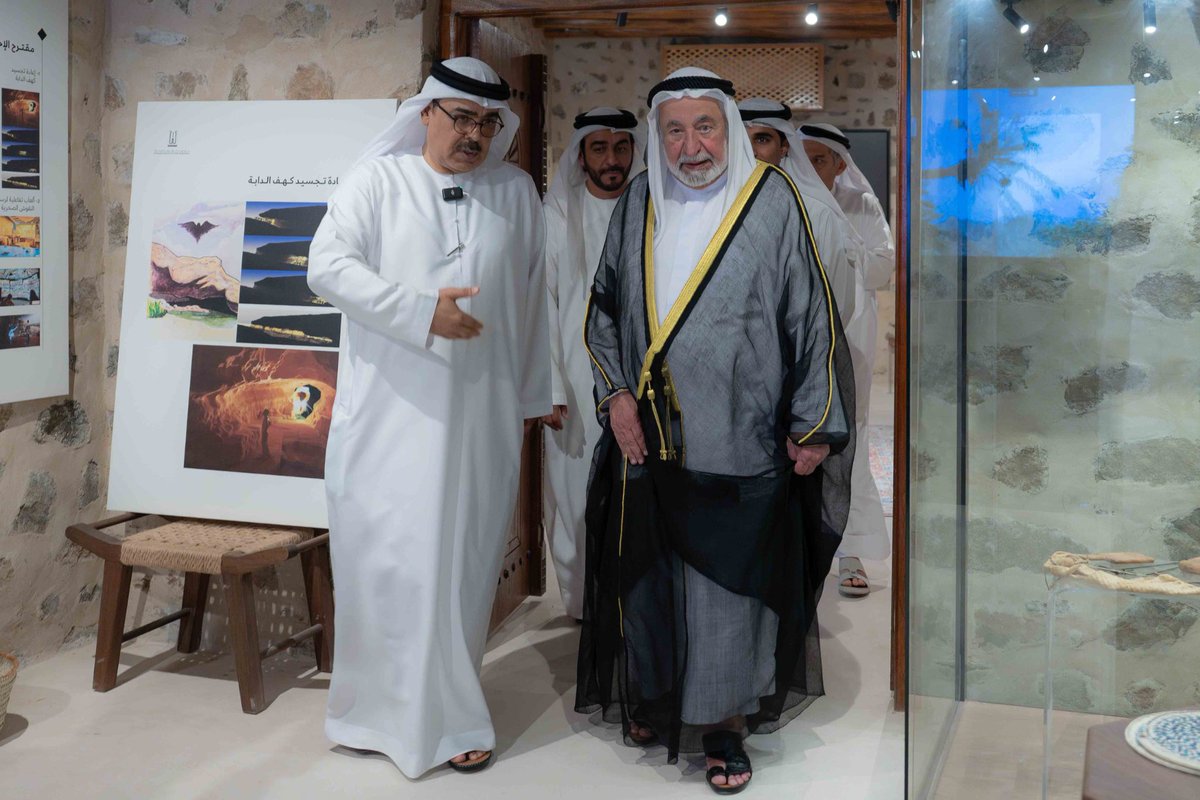 إصدار قرار إداري بشأن تشكيل مجلس أمناء جائزة الشارقة الدولية للتراث الثقافي برئاسة الدكتور عبدالعزيز عبدالرحمن المسلّم
Issuing an administrative decision on the formation of the Board of Trustees of the Sharjah International Award for Cultural Heritage, chaired by Dr Abdulaziz