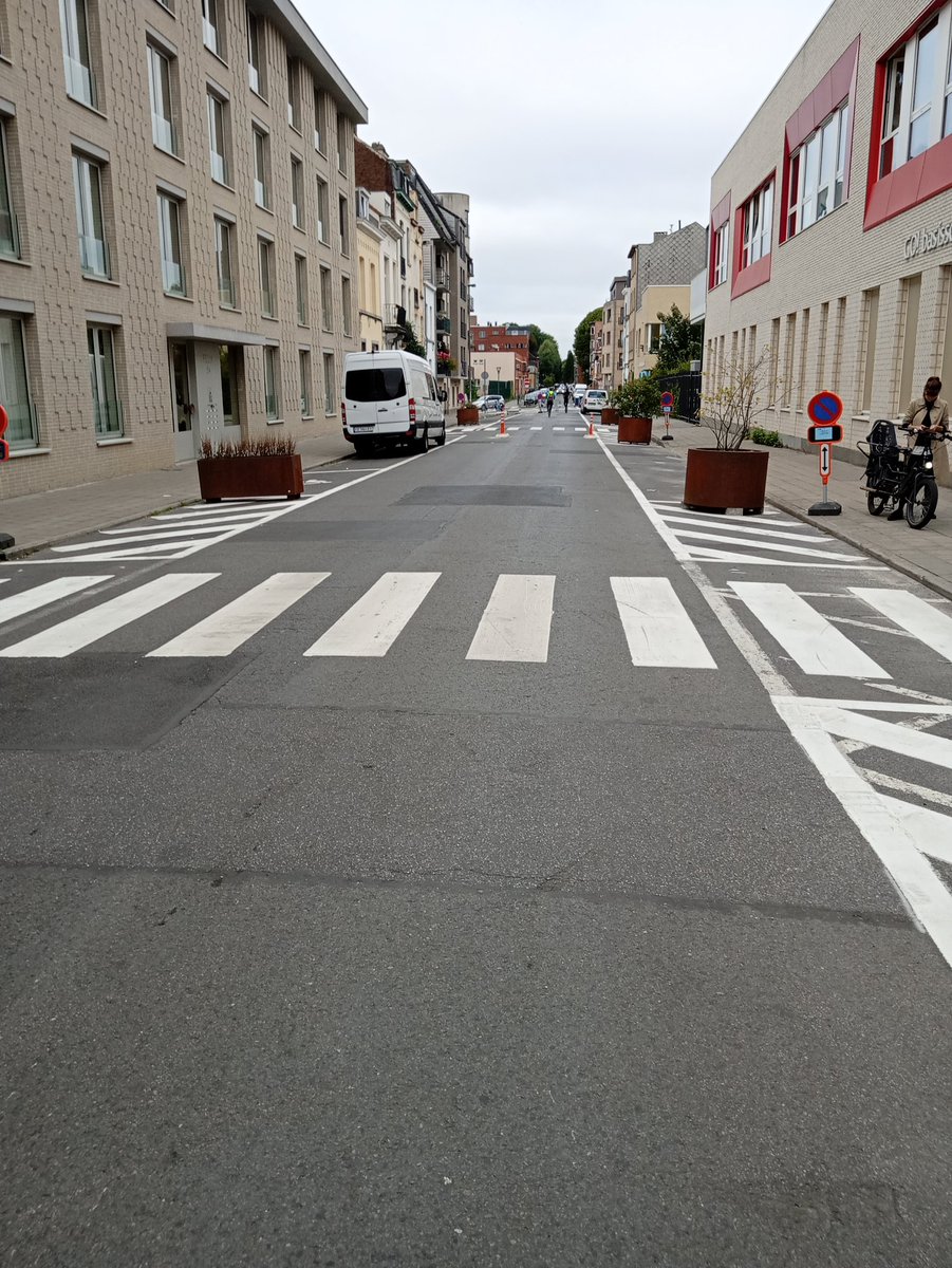 MarieMerode's tweet image. Bourgmestre @oliviaptito protège 50% des enfants, et laisse 50% des enfants en danger dans la rue. 2 écoles. 2 passages piétons. 1 protégé par des poteaux riqiqis. 

Compromis à la Belge? Grands temps pour #GoodMove à #Koekelberg oui! @PSofficiel @Bruzz