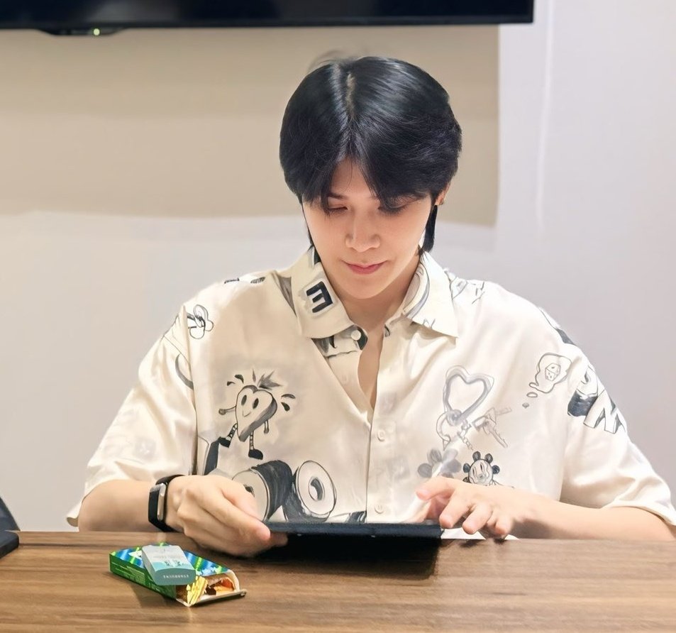 this pic perfectly fit their personality. Fort with inhaler and Peat with food 😆