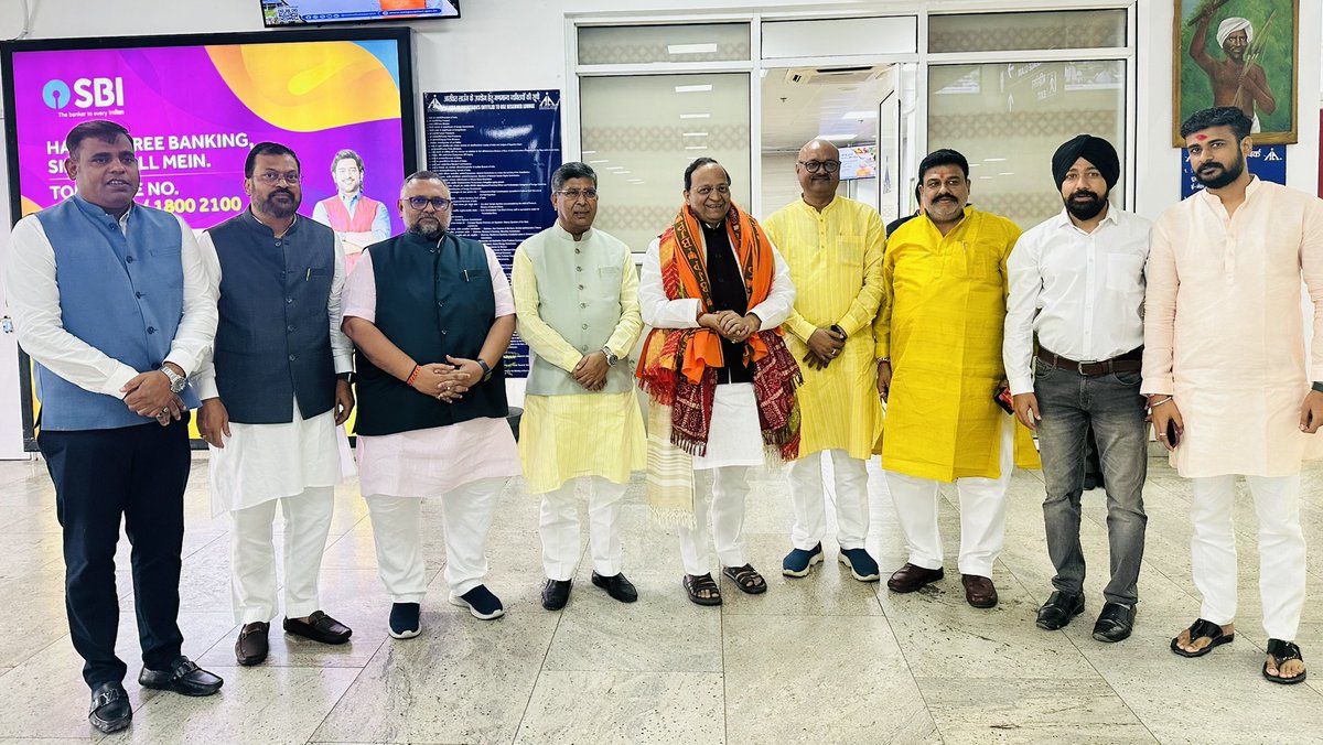 sandeepvrma_'s tweet image. मोदी जी कहते हैं 75 साल बेमिसाल, तो क्या इस बेमिसाल के कहावतों को हम विकास की संज्ञा दे सकते हैं? यदि दे सकते हैं तो वह दिखता क्यों नहीं है? धरातल पे आइए साहब!! खैर जनता तो इतनी भूखी है कि खाने को धोखा भी खा जाती है

#पूछता_है_रांची
#पूछता_है_झारखण्ड