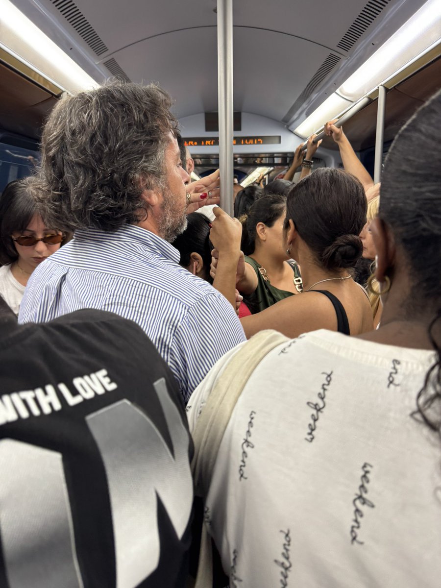 raulmm__'s tweet photo. @metro_madrid una cosa, pequeñita. Cómo es posible estas aglomeraciones a las 9:15 am cuando ya muchas personas están en su puesto de trabajo? No hay hora en la que viajar en la L10 (y tantas más) no signifique ir como sardinas. Se van a poner más trenes y frecuencias? https://t.co/NGVTvPH4OF
