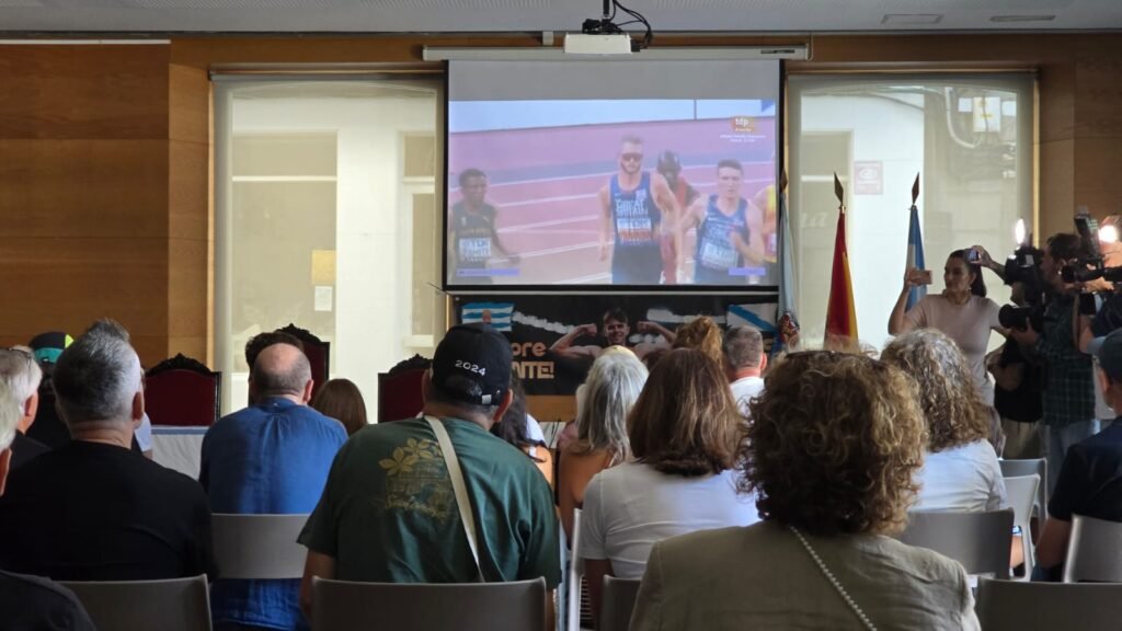 🏃‍♂️ Viveiro vibrou con <a href="/adryben44/">Adrián Ben OLY</a> na final do Mundial de atletismo.

🧑‍🤝‍🧑Decenas de veciños e veciñas viron a carreira dos 1.500 metros, na que rematou oitavo, no salón de plenos da Casa do Concello.

🔗 goo.su/8NfyHvt