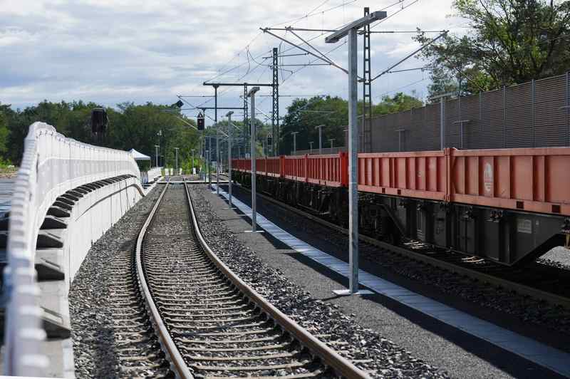 portaltsl's tweet photo. DB InfraGO – niemiecki zarządca infrastruktury kolejowej – uruchomił blisko polskiej granicy terminal umożliwiający przeładunek towarów między wagonami a ciężarówkami.
https://t.co/qr9eXNRqgh https://t.co/HqmSxOKGYQ
