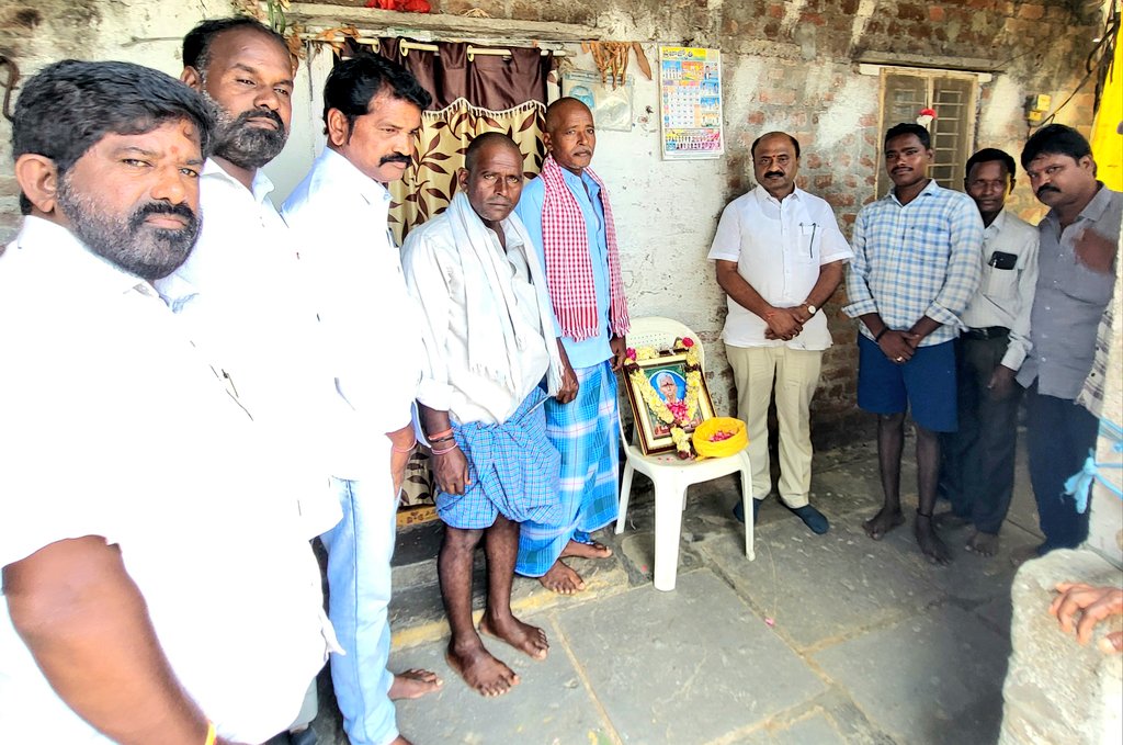 హనుమకొండ జిల్లా దామెర మండలం పసరగొండ, ఊరుగొండ, ఒగ్లాపూర్ గ్రామాలలో వివిధ కారణాలతో మృతిచెందిన బిఆర్ఎస్ కార్యకర్తల కుటుంబాలను పరామర్శించడం జరిగింది.<a href="/BRSHarish/">Harish Rao Thanneeru</a> <a href="/BRSparty/">BRS Party</a> <a href="/KTRBRS/">KTR</a>