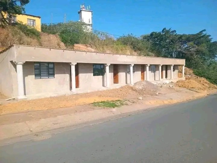 BaleMrMoreFire's tweet image. Renting here is risky, one day you&apos;ll be chilling and a drunk driver decides to drive into your room🤣😭

#springreset