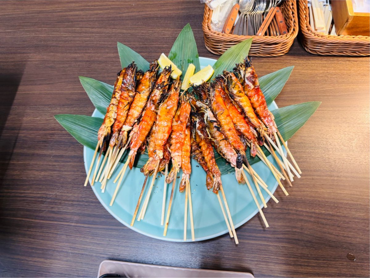 FCT_gotenba's tweet photo. 今回、欧米の方々のバスツアーで43名様がご利用下さいました！
日本食に加えて、餃子やパキスタンカレーを用意しました🍴
中でもカレーやチキンが好評でした😆

不慣れな英語でポストしましたが、文明の力に感謝ですね😂

#日本 #御殿場 #富士山 #ツアー #HALAL https://t.co/EiRJDmXCuV