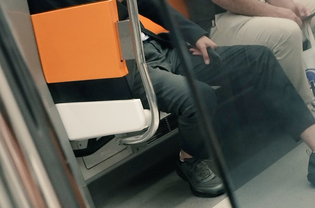 Sikii kaldırmiş karşısında kadına doğru bacakları açmış  tuhaf hareketler sergiliyordu