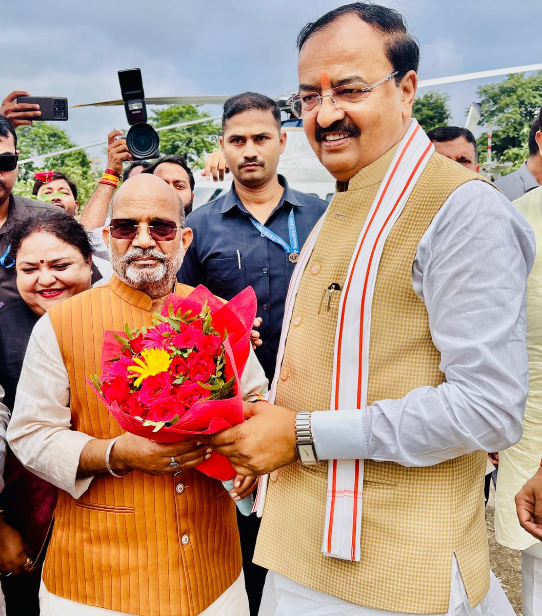 Sureshwar Singh (मोदी का परिवार ) (@sureshwarsingh7) on Twitter photo आज जनपद बहराइच आगमन पर पुलिस लाइन हेलीपैड पर मा. उपमुख्यमंत्री श्री <a href="/kpmaurya1/">Keshav Prasad Maurya</a> जी का पुष्प गुच्छ देकर स्वागत अभिनन्दन किया । आज जनपद बहराइच आगमन पर पुलिस लाइन हेलीपैड पर मा. उपमुख्यमंत्री श्री <a href="/kpmaurya1/">Keshav Prasad Maurya</a> जी का पुष्प गुच्छ देकर स्वागत अभिनन्दन किया ।